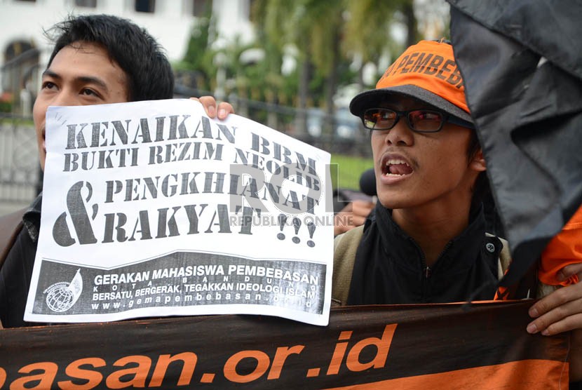  Sejumlah mahasiswa yang tergabung dalam Gerakan Mahasiswa Pembebasan, membentangkan poster dalam aksi menolak rencana kenaikan harga BBM di depan Gedung Sate,Bandung, Selasa (23/4).    (Republika/Edi Yusuf)