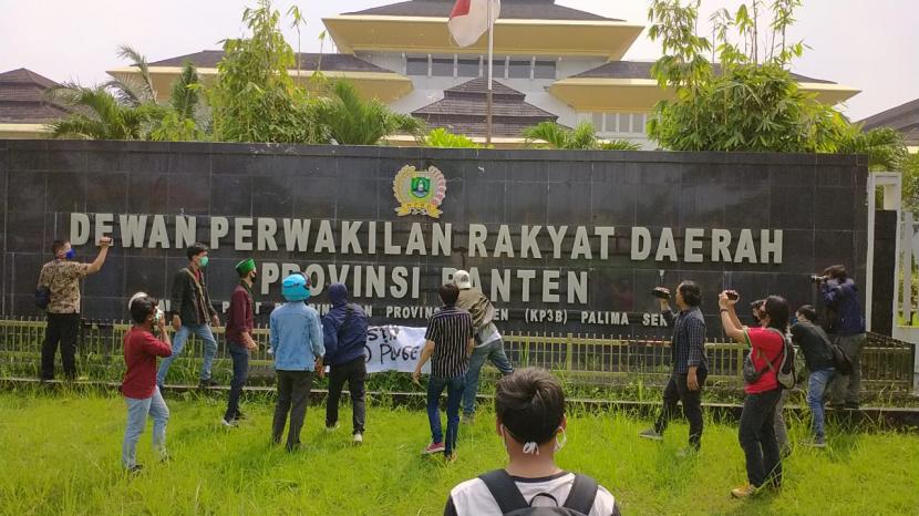 Sejumlah mahasiswa yang tergabung dalam Himpunan Mahasiswa Islam (HMI)  melakukan aksi pelemparan telur busuk ke Kantor DPRD Provinsi Banten, Kamis (11/6). Aksi ini dilakukan sebagai bentuk protes atas kinerja dewan terkait polemik pemindahan Rekening Kas Umum Daerah (RKUD). 
