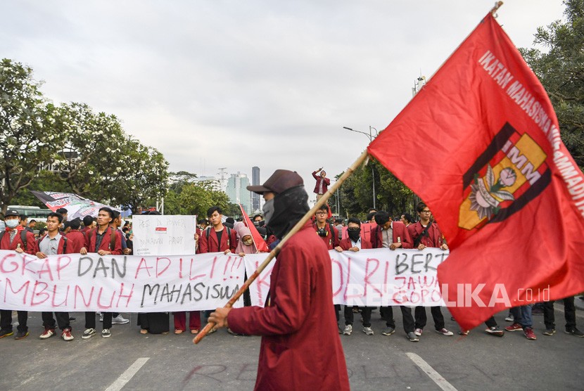 Sejumlah mahasiswa yang tergabung dalam Ikatan Mahasiswa Muhammadiyah (IMM) melakukan aksi unjuk rasa di depan Kompleks Parlemen, Senayan, Jakarta, Jumat (27/9/2019). 