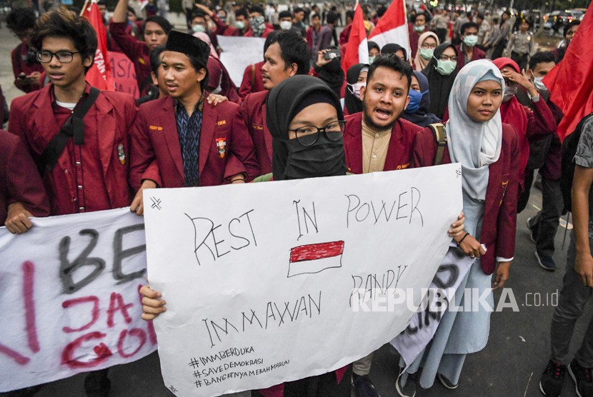 Sejumlah mahasiswa yang tergabung dalam Ikatan Mahasiswa Muhammadiyah (IMM) melakukan aksi unjuk rasa di depan Kompleks Parlemen, Senayan, Jakarta, Jumat (27/9/2019).