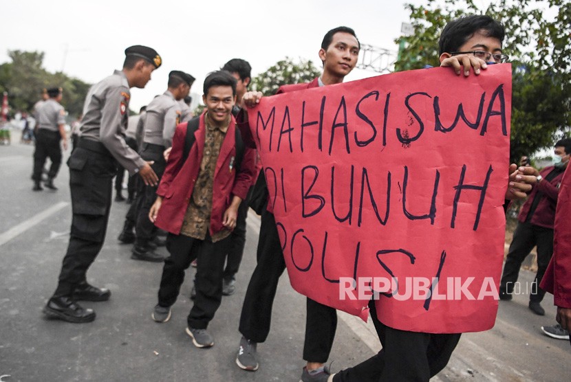 Sejumlah mahasiswa yang tergabung dalam Ikatan Mahasiswa Muhammadiyah (IMM) melakukan aksi unjuk rasa di depan Kompleks Parlemen, Senayan, Jakarta, Jumat (27/9/2019).