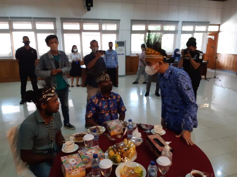 Sejumlah mahasiswa yang tergabung dalam Ikatan Mahasiswa Papua di Solo Raya melakukan silaturahim dengan Wali Kota Solo, Gibran Rakabuming Raka, di Balai Kota Solo, Senin (29/11) siang. 