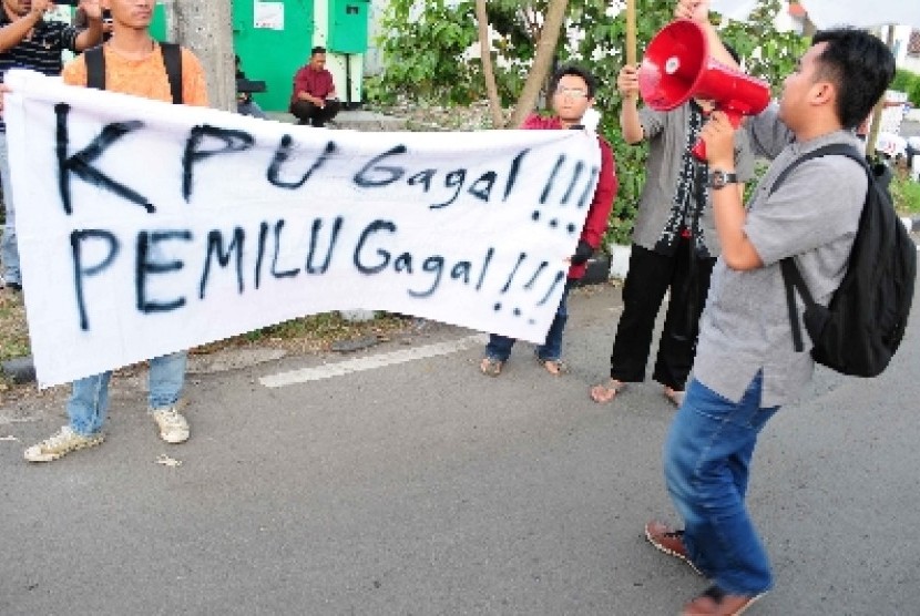 Sejumlah mahasiswa yang tergabung dalam KAMMI Jabar berunjukrasa di Jalan Garut, Jumat(9/5). 