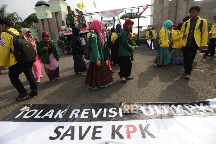  Sejumlah mahasiswa yang tergabung BEM Seluruh Indonesia melakukan Aksi Nasional Menolak Revisi UU KPK di depan Komplek Parlemen, Jakarta, Selasa (23/2). (Republika/Rakhmawaty La’lang)