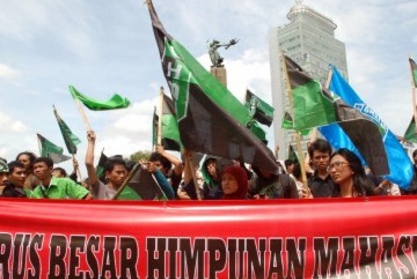 Sejumlah mahasiswa yang tergabung dalam kelompok Cipayung melakukan unjuk rasa di Bundaran Hotel Indonesia, Jakarta, Selasa (20/3). (Republika/Agung Fatma Putra)