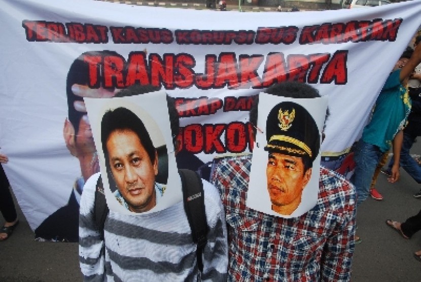 Sejumlah mahasiswa yang tergabung dalam Perserikatan Mahasiswa Jakarta Sejahtera (Primajasa) melakukan aksi menggunkan topeng Gubernur DKI Joko Widodo dan dan mantan Kepala Dinas Perhubungan DKI Udar Pristono di depan Kantor Kejaksaan Agung RI, Jakarta Sel