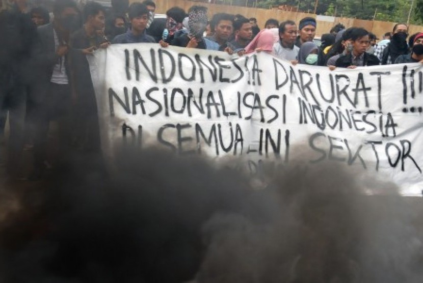 Sejumlah mahasiswa yang tergabung dalam Pertemuan Nasional Mahasiswa Indonesia (PNMI) melakukan aksi unjuk rasa tuntut realisasi kebijakan Nawacita di depan Gedung Sate, Bandung, Jawa Barat, Senin (19/10).