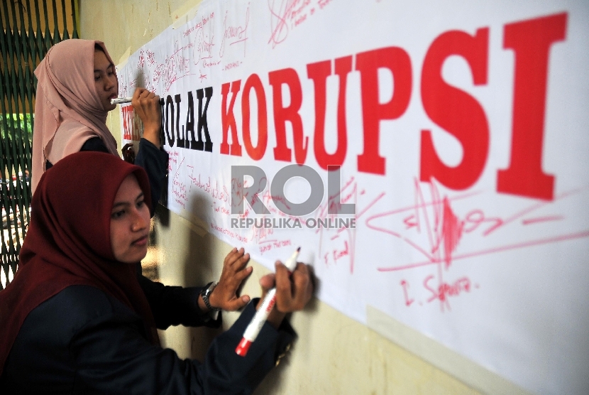sejumlah mahasiswi menandatangani petisi penolakan korupsi pada pembukaan sekolah anti korupsi Tangerang Raya di Universitas Islam Negeri (UIN) Syarif Hidayatullah Jakarta, Kamis (16/4). (Republika/Rakhmawaty La'lang)