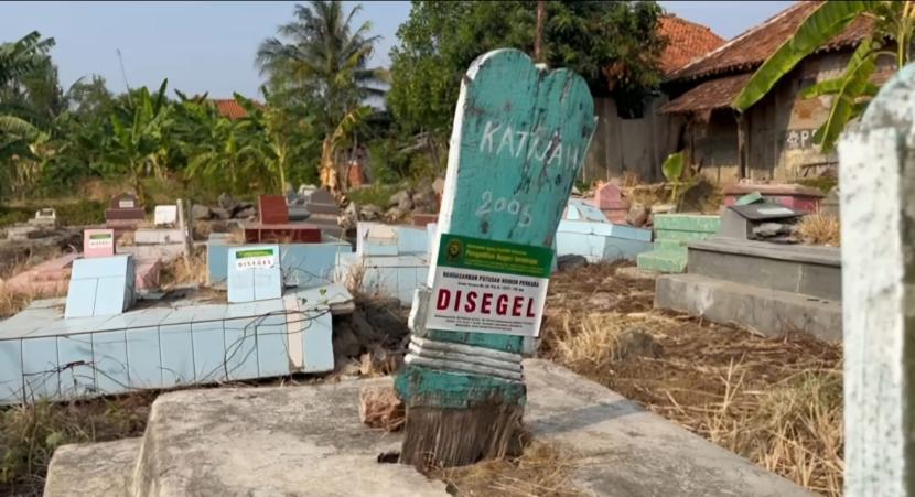 Sejumlah makam di TPU Ketepeng Reges, Desa Panyindangan Kulon, Kecamatan Sindang, Kabupaten Indramayu, dipasangi stiker bertuliskan ‘Disegel’ (ilustrasi)