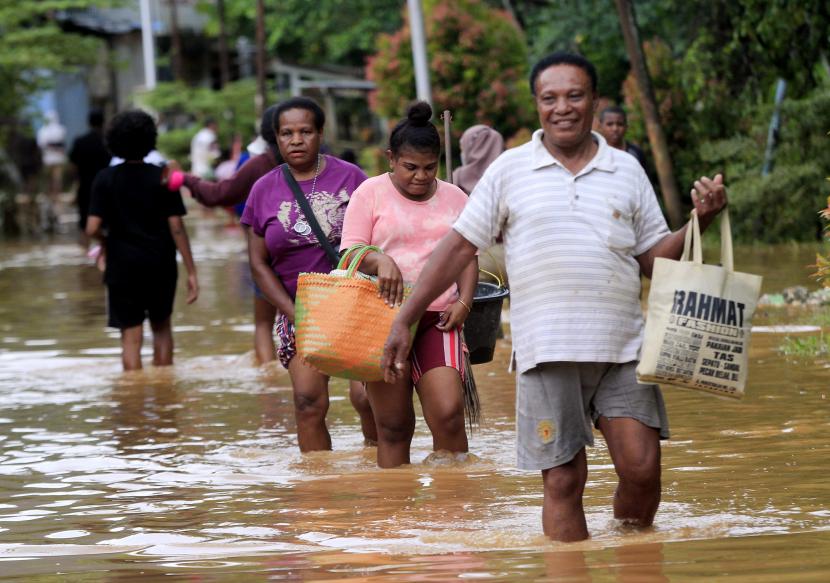 Sejumlah mama-mama Papua melintasi daerah yang masih terendam banjir di Perumahan Organda, Distri Heram, Kota Jayapura, Papua (ilustrasi)