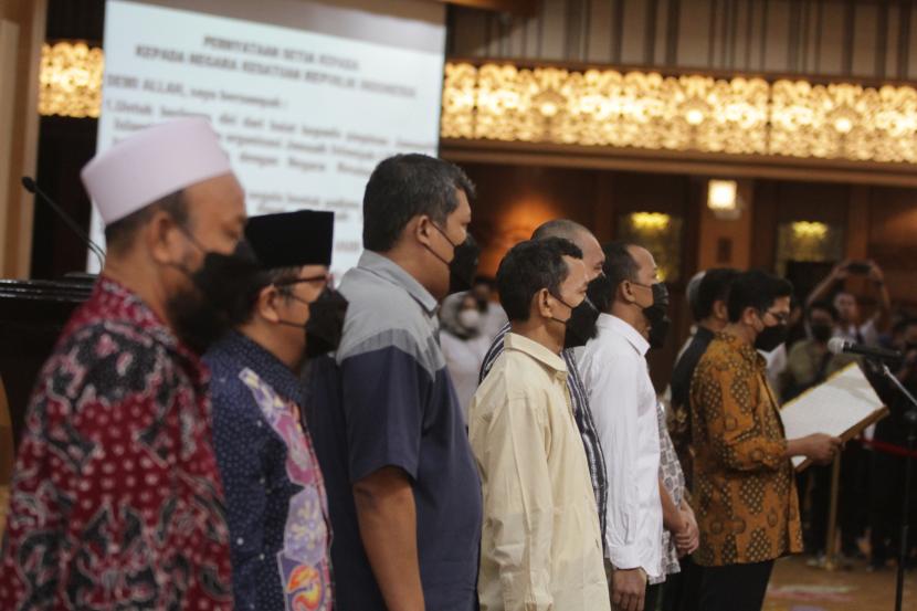 Sejumlah mantan anggota Jamaah Islamiyah (JI) mengucapkan ikrar setia kepada NKRI dan Pancasila serta melepas baiat (janji taat) kepada JI di Kantor Gubernur Jawa Timur di Surabaya, Jawa Timur, Senin (8/8/2022). Kegiatan yang diselenggarakan oleh Detasemen Khusus 88 Anti Teror Polri tersebut diikuti 15 mantan anggota dan simpatisan Jamaah Islamiyah (JI) dari berbagai daerah di Jawa Timur. 