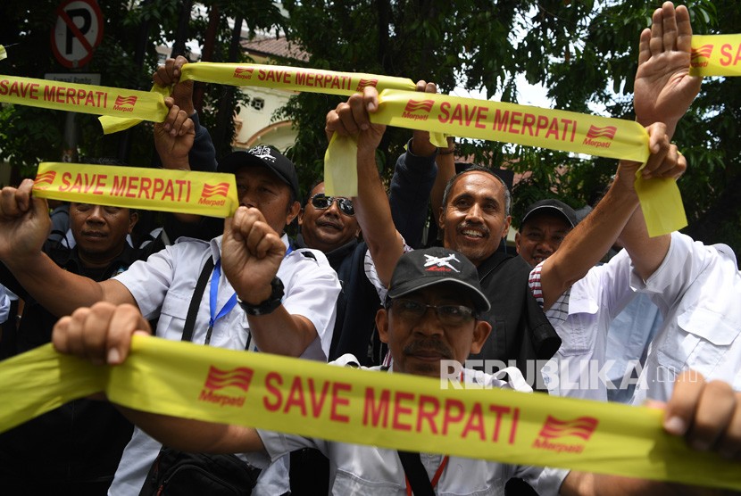 Sejumlah mantan karyawan PT Merpati Nusantara Airlines (Persero) melakukan aksi di depan Pengadilan Negeri (PN) Surabaya, Jawa Timur, Rabu (14/11/2018).
