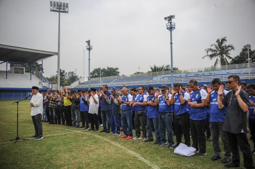 Sejumlah mantan pemain Persib Bandung mengikuti Shalat Gaib bersama di Stadion Sidolig, Bandung, Jawa Barat, Jumat (7/10/2022). Kegiatan tersebut untuk mendoakan korban yang meninggal dalam tragedi di Stadion Kanjuruhan. 