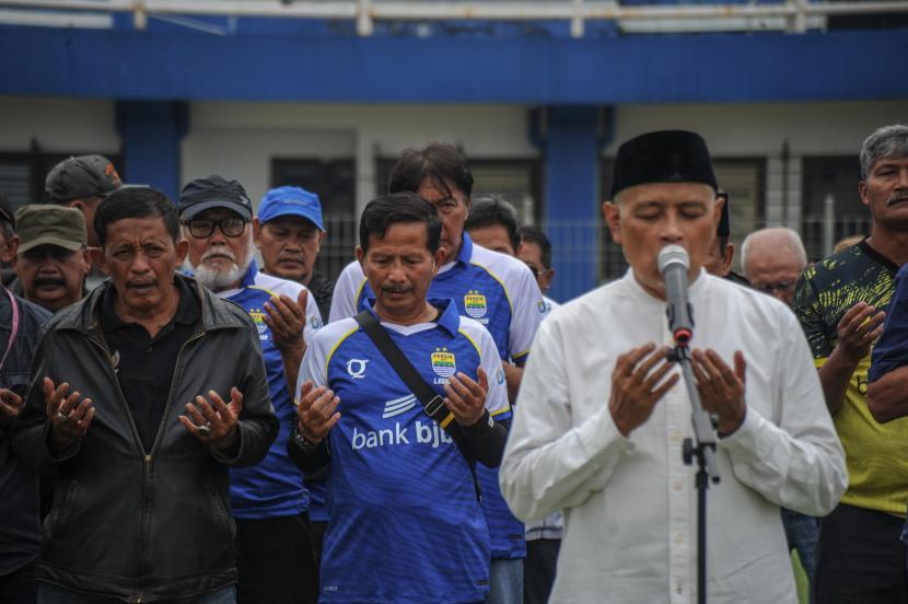 Sejumlah mantan pemain Persib Bandung mengikuti Sholat Goib bersama di Stadion Sidolig, Bandung, Jawa Barat, Jumat (7/10/2022). Kegiatan tersebut untuk mendoakan korban yang meninggal di Stadion Kanjuruhan. 