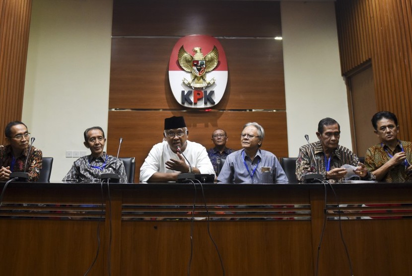 Sejumlah mantan pimpinan KPK (dari kiri ke kanan) Adnan Pandu Praja, Zulkarnain, Taufiequrachman Ruki, Erry Riyana Hardjapamekas, Tumpak Hatorangan, dan Chandra M Hamzah memberi keterangan pers di gedung KPK, Jakarta, Jumat (7/7). 