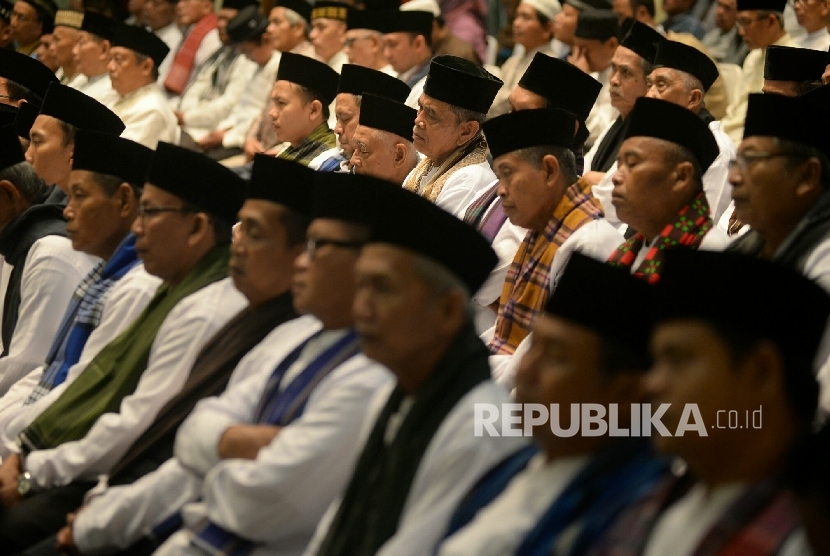 Sejumlah marbot (Penjaga Masjid) yang akan pergi umroh mengikuti acara pelepasan peserta umroh marbot masjid Provinsi DKI Jakarta, di Balai Agung, Balai kota, Jakarta, Kamis (27/10).