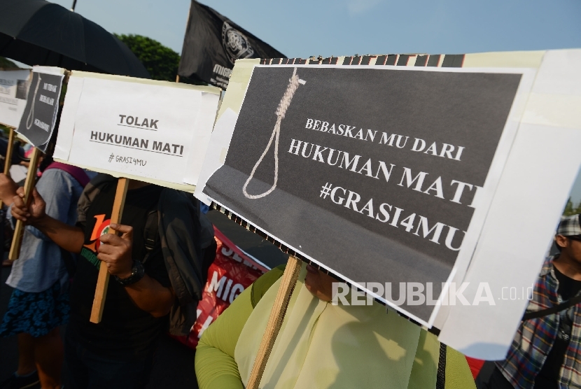 Sejumlah masa dari Aliansi Tolak Hukuman Mati melakukan aksi di depan Istana Negara, Jakata, Selasa (26/7).  (Republika/Raisan Al Farisi)