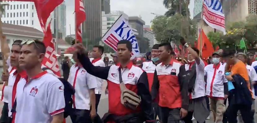 Sejumlah massa melakukan aksi memperingati Hari Buruh Sedunia di Patung Kuda, Monas, Jakarta.