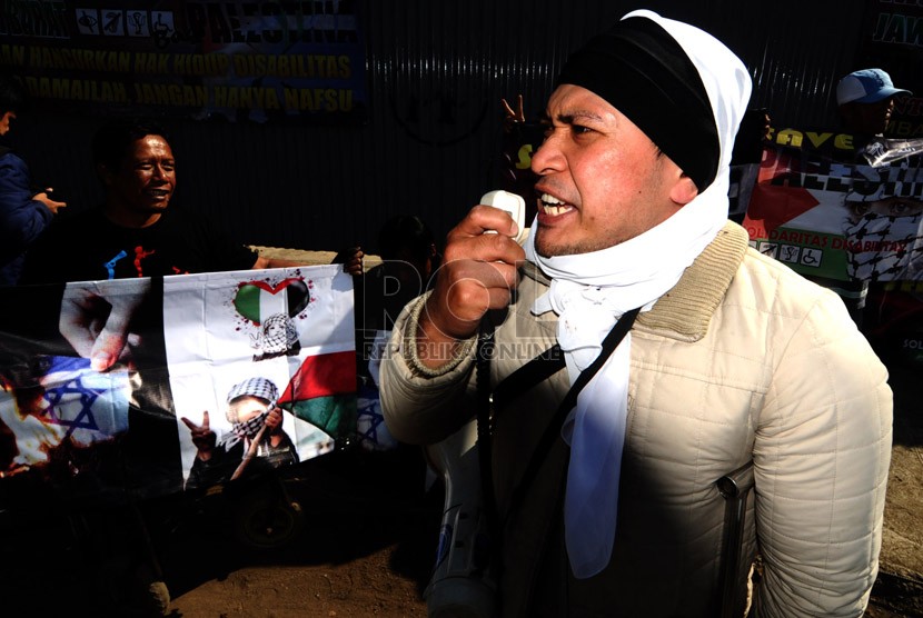 Sejumlah massa yang tergabung dalam Forum Perjuangan Difabel (FORPADI) melakukan aksi solidaritas untuk Palestina di Jalan Diponegoro, Bandung, Jumat (18/7). (foto : Septianjar Muharam).