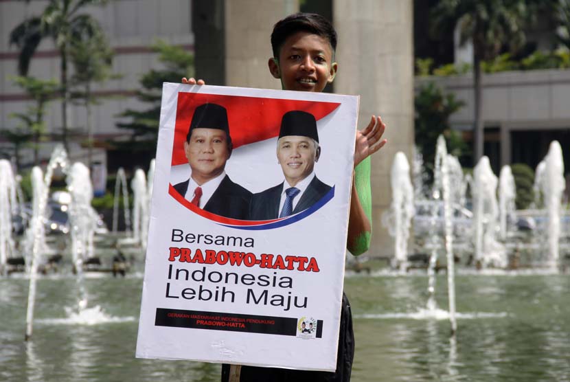 Sejumlah masa yang tergabung dalam gerakan masyarakat pendukung Prabowo-Hatta melakukan aksi di Bundaraan HI, Jakarta, Jumat (9/5).