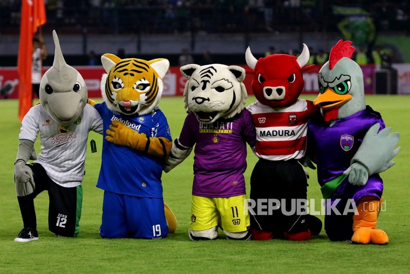 Sejumlah maskot klub sepak bola nasional mengikuti pembukaan kompetisi Sepak Bola Liga 1 Indonesia 2020 di Gelora Bung Tomo (GBT), Surabaya, Jawa Timur, Sabtu (29/2/2020).