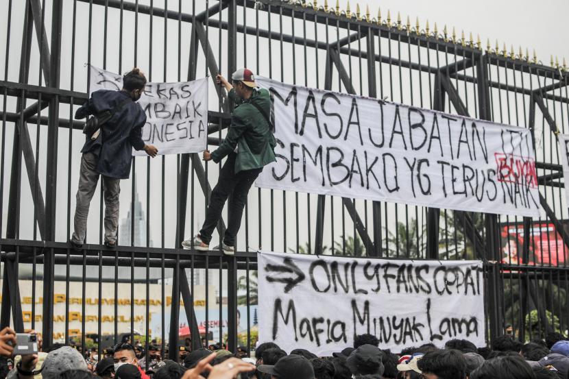 Sejumlah massa aksi dari Badan Eksekutif Mahasiswa Seluruh Indonesia (BEM SI) melaksanakan demonstrasi di depan Gedung DPR, Jakarta, Senin (11/4/2022).