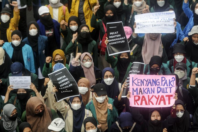 Sejumlah massa aksi dari Badan Eksekutif Mahasiswa Seluruh Indonesia (BEM SI) melaksanakan demonstrasi di depan Gedung DPR, Jakarta, Senin (11/4/2022).