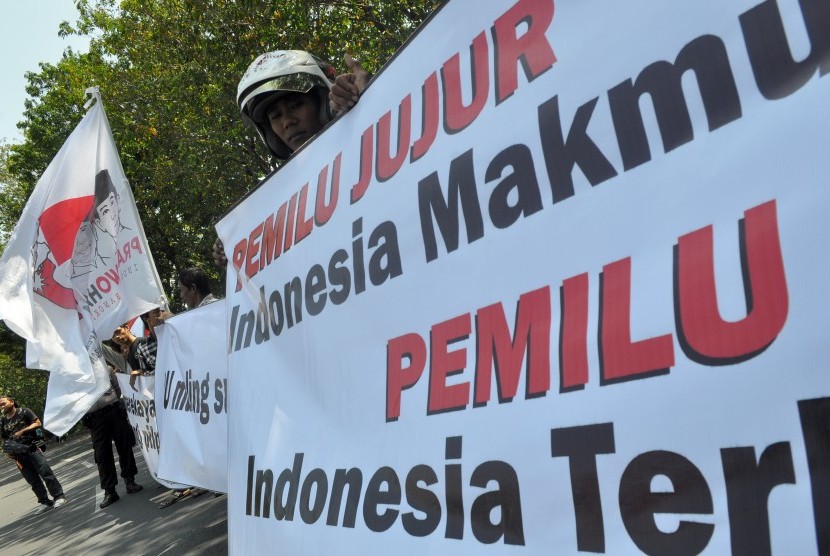 Sejumlah massa aksi pendukung pasangan Prabowo-Hatta melakukan aksi di depan kantor KPU Jatim, Jalan Tenggilis Surabaya, Jawa Timur, Selasa (12/8). 