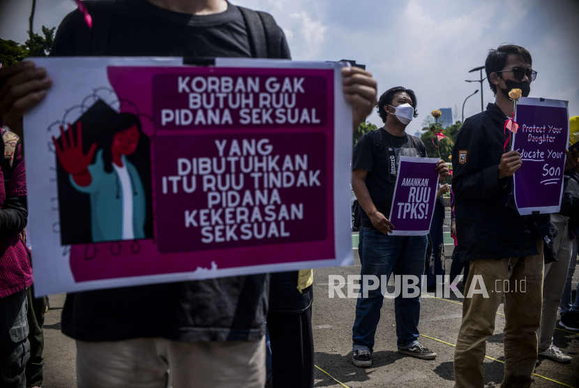 Sejumlah massa aksi yang tergabung dalam Jaringan Pembela Hak Perempuan Korban Kekerasan Seksual melakukan unjuk rasa di depan Gedung DPR, Jakarta, Rabu (22/12). Pada aksi tersebut mereka menuntutu DPR RI mengesahkan Rancangan Undang-undang Tindak Pidana Kekerasan Seksual (RUU TPKS) sebagai RUU Inisiatif DPR RI pada sidang paripurna DPR pembukaan masa sidang 13 Januari 2022 sebagai bentuk perempuan Indonesia bebas dari kekerasan dan pelecehan seksual. 