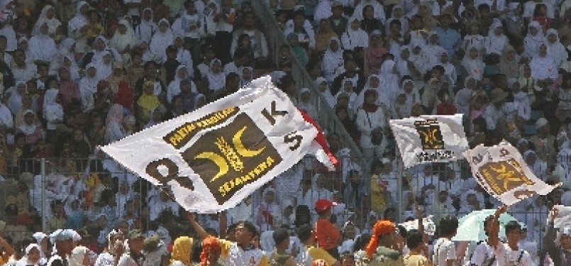 Sejumlah massa dan simpatisan menghadiri milad ke 13 Partai Keadilan Sejahtera di Stadion Gelora Bung Karno, Jakarta.