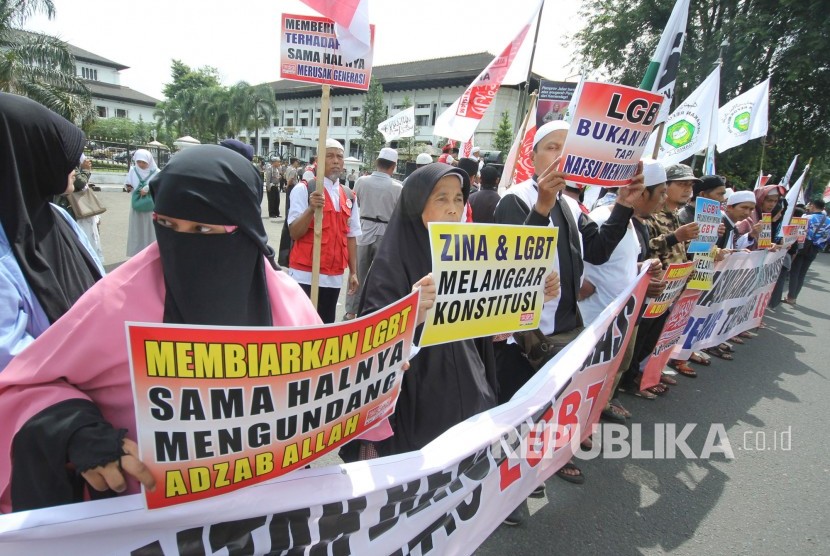 Sejumlah massa dari Aliansi Pergerakan Islam Jawa Barat (API Jabar) menggelar aksi pernyataan sikap menolak lesbian, gay, biseksual, dan transgender (LGBT) di depan Gedung Sate, Kota Bandung, Jumat (29/12). 