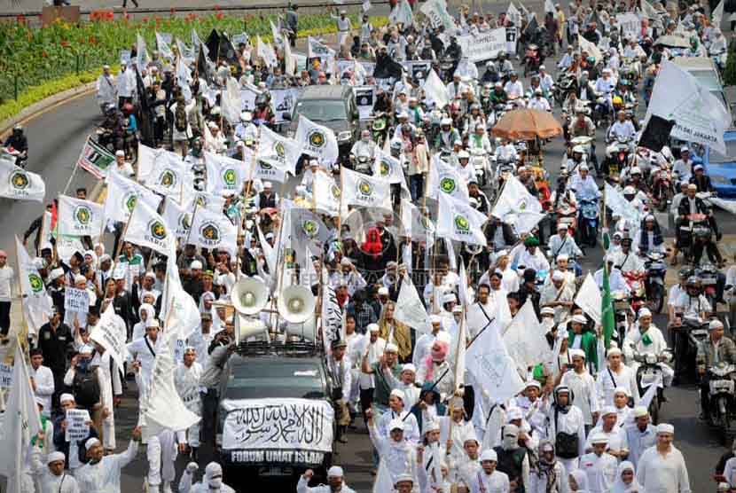    Sejumlah massa dari berbagai organisasi massa Islam melakukan aksi unjuk rasa mengecam film anti Islam di depan Kedubes Amerika Serikat, Jakarta, Senin (17/9). (Aditya Pradana Putra/Republika)