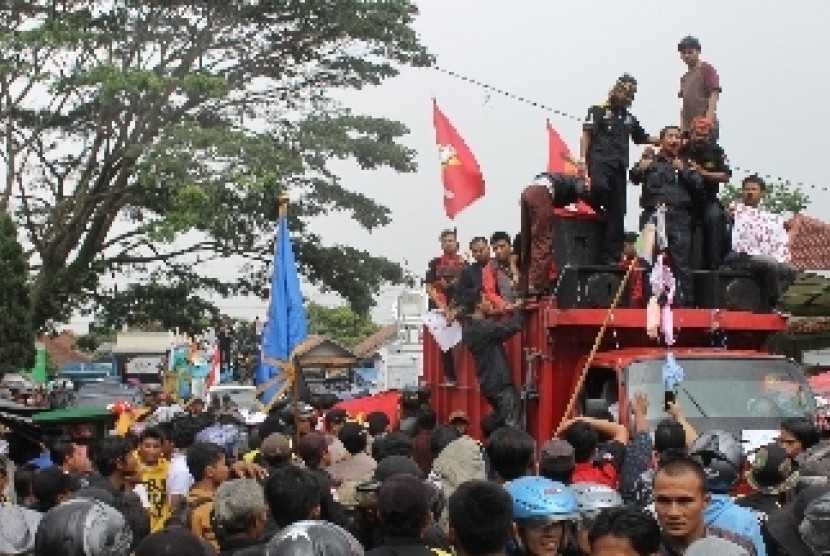 Sejumlah massa dari berbagai organisasi masyarakat melakukan aksi unjukrasa menuntut Bupati Garut, Aceng HM Fikri mundur dari jabatannya di depan kantor DPRD Kabupaten Garut, Jawa Barat. (ilustrasi).