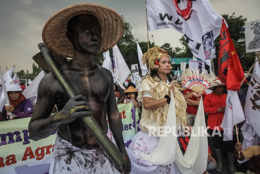  Seorang petani melakukan aksi di Silang Monas, Jakarta, Selasa (27/9).
