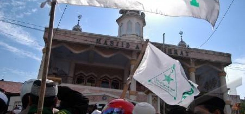 Sejumlah massa Front Pembela Islam (FPI) melakukan aksi unjukrasa di sekretariat Jamaah Ahmadiyah Sulawesi Selatan di Makassar, Sulsel, Jumat (27/8). 