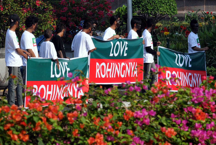   Sejumlah massa melakukan aksi damai menyerukan penghentian penindasan etnis minoritas Rohingya di Bundaran HI, Jakarta, Kamis (26/7). (Tahta Aidilla/Republika)
