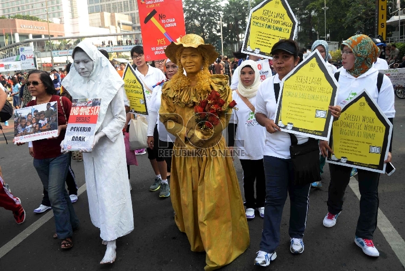  Sejumlah massa melakukan aksi menentang pekerja anak saat digelarnya car free day di kawasan Bundaran Hotel Indonesia, Jakarta, Ahad (14/6). (Republika/Yasin Habibi)