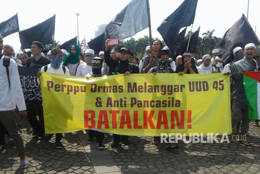 Sejumlah massa menggelar aksi 287 di Kawasan Monas, Jakarta Pusat. Jumat (28/7).