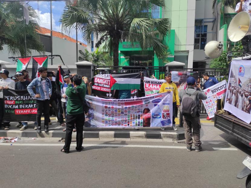 Sejumlah massa menggelar aksi di depan kantor MUI, Jakarta Pusat, Rabu (7/2/2024), mendukung Fatwa Nomor 83 Tahun 2023.