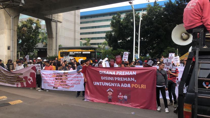 Sejumlah massa menggelar demonstrasi mendukung Polri menindak premanisme dan tambang ilegal.