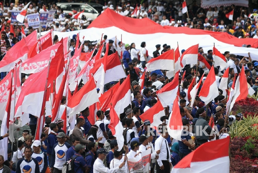 Sejumlah massa  turut memeriahkan Aksi Damai 'Kita Indonesia' di Kawasan Bundaran HI, Jakarta, Ahad (4/12).