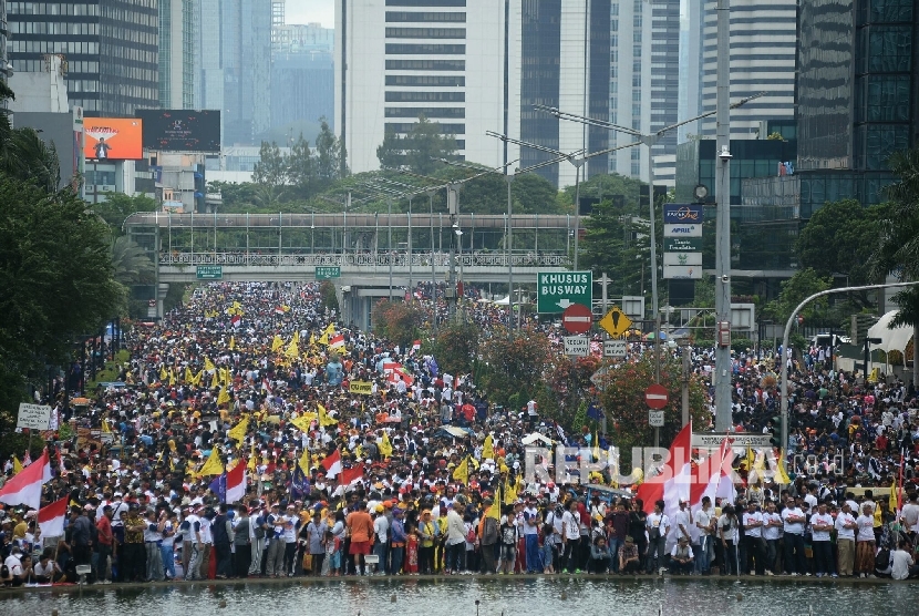 Sejumlah massa  turut memeriahkan aksi 'Kita Indonesia' di Kawasan Bundaran HI, Jakarta, Ahad (4/12).