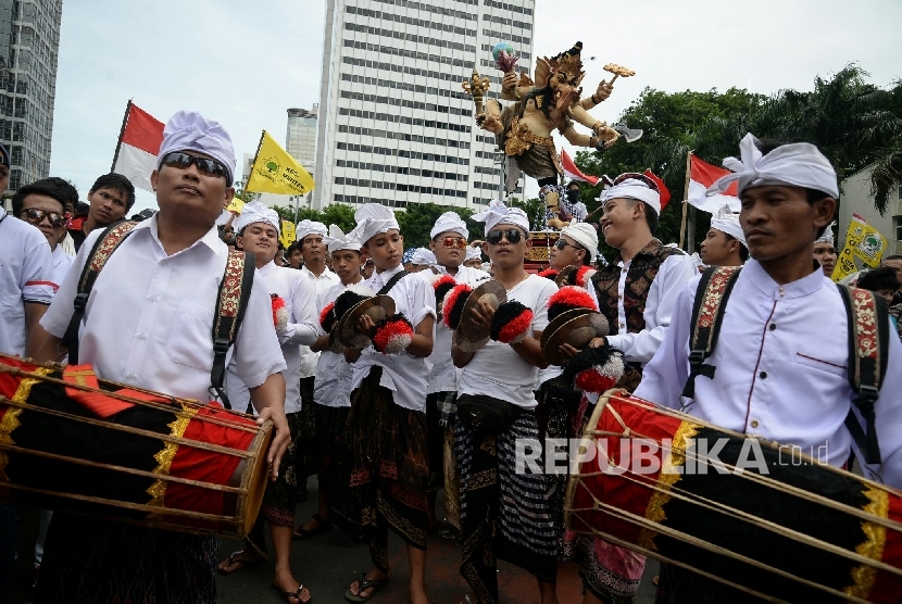 Sejumlah massa  turut memeriahkan Aksi Damai 'Kita Indonesia' di Kawasan Bundaran HI, Jakarta, Ahad (4/12).
