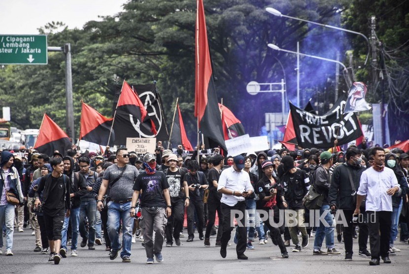 Sejumlah massa yang mayoritas berpakaian hitam mengikuti peringatan Hari Buruh (May Day) di kawasan Jalan Layang Pasupati, Kota Bandung, Rabu (1/5).