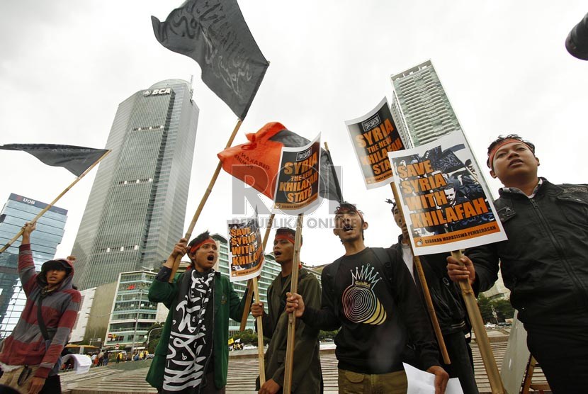   Sejumlah massa yang menamakan diri Gerakan Mahasiswa Pembebasan melakukan aksi solidaritas bagi rakyat Suriah di Bunderan HI, Jakarta, Rabu (20/2).  (Republika/Adhi Wicaksono)