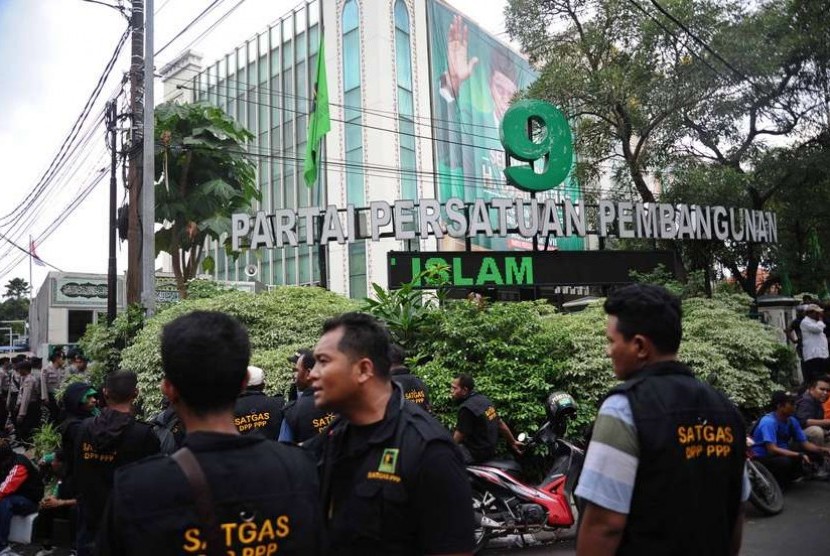  Sejumlah massa yang mengaku kubu pemdukung Romahurmuziy atau Romy menyerbu Kantor Dewan Pengurus Pusat Partai Persatuan Pembangunan (PPP) di Jalan Diponegoro, Menteng, Selasa, Jakarta (2/12) 