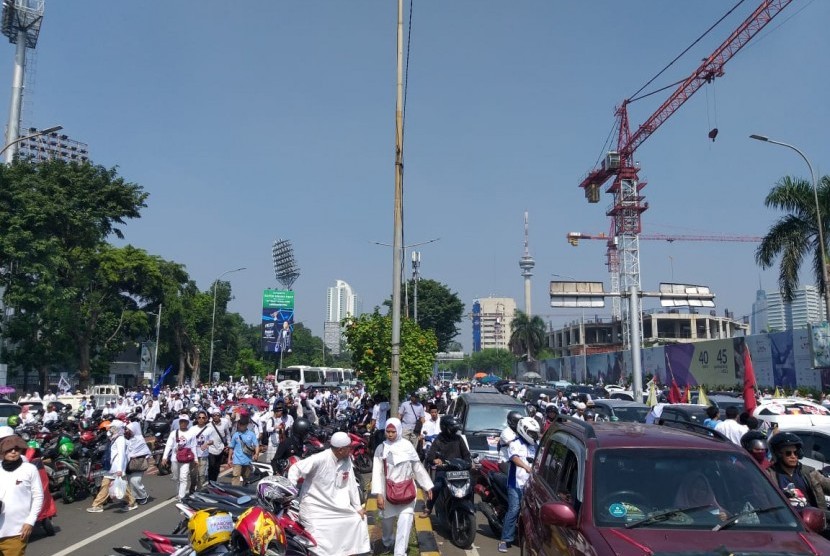 Sejumlah massa yang menghadiri kampanye akbar Prabowo-Sandi di SUGBK memarkirkan kendaraannya di Jalan Gerbang Pemuda hingga ke flyover Senayan, Jakarta, Ahad (7/4).