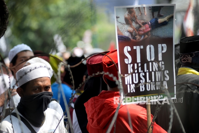 Sejumlah massa yang terdiri dari berbagai elemen ormas melakukan aksi solidaritas kemanusiaan Rohingya di depan Kedubes Myanmar di Jakarta, Rabu (6/9). 