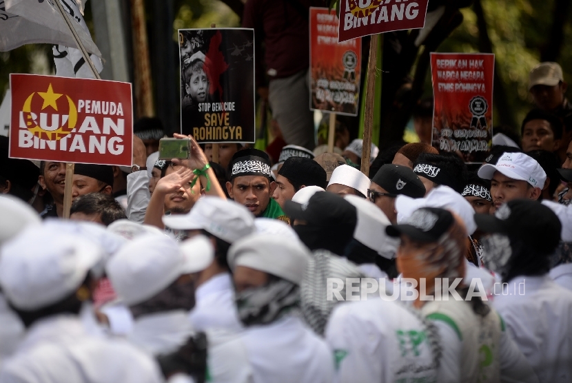 Sejumlah massa yang terdiri dari berbagai elemen ormas melakukan aksi solidaritas kemanusiaan Rohingya di depan Kedubes Myanmar di Jakarta, Rabu (6/9). 