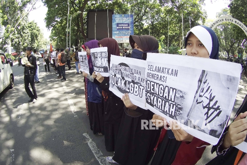  Sejumlah massa yang tergabung dalam Aliansi Pemuda dan Mahasiswa Bandung Raya menggelar aksi menolak LGBT, di Balai Kota Bandung, Jumat (19/2).